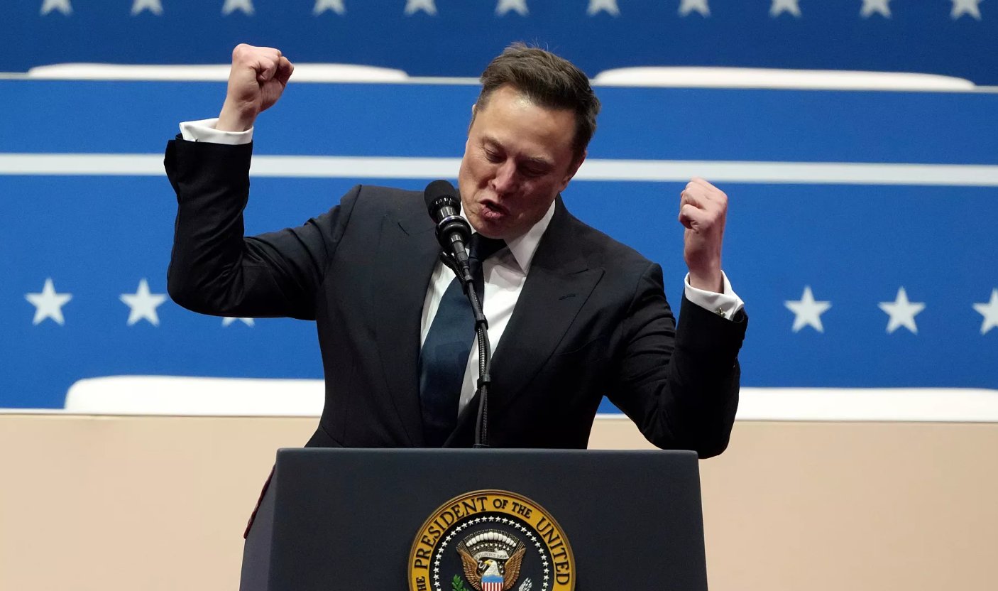 （马斯克本周在公开讲话时激情庆祝）