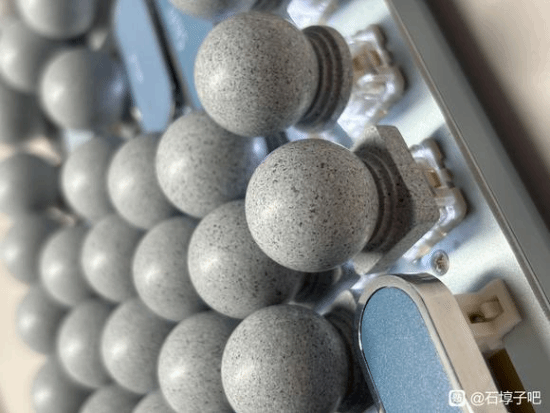 太会玩了!网友推出奇葩配件:石墩子键帽